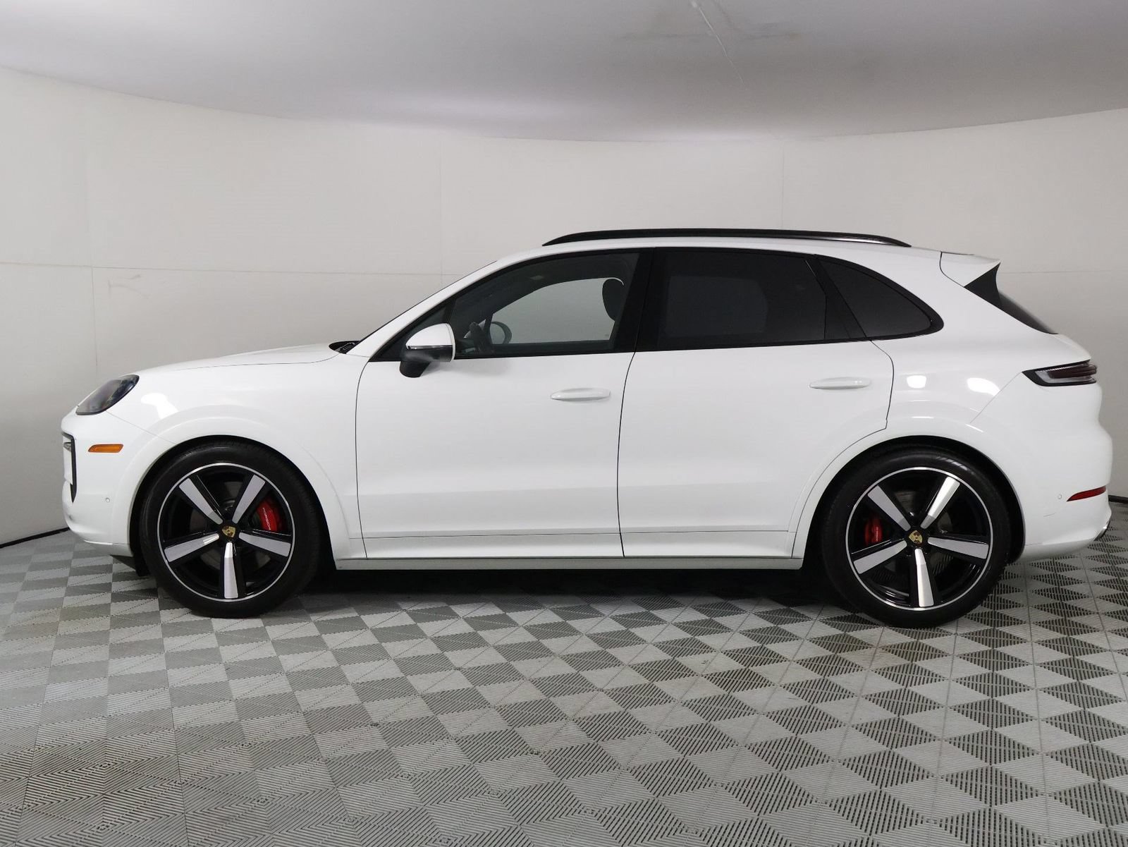 Certified 2024 Porsche Cayenne S AWD/4WD image 2