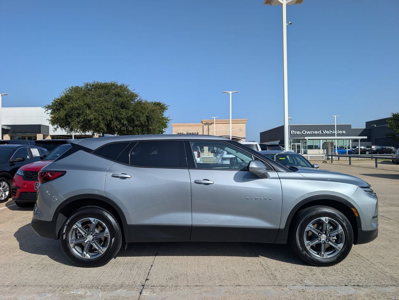 Used 2025 Chevrolet Blazer LT FWD image 3