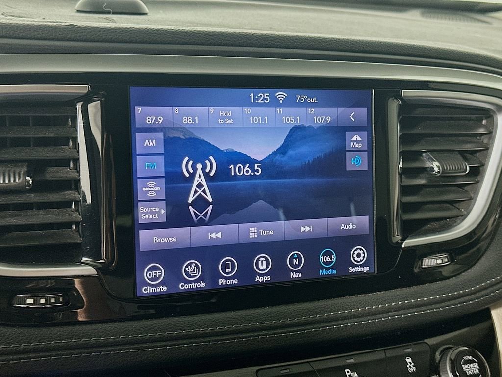 Used 2020 Chrysler Pacifica Limited image 17