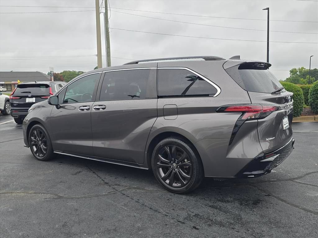 Used 2022 Toyota Sienna XSE FWD image 5