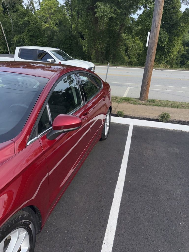 Used 2019 Ford Fusion SE FWD image 3