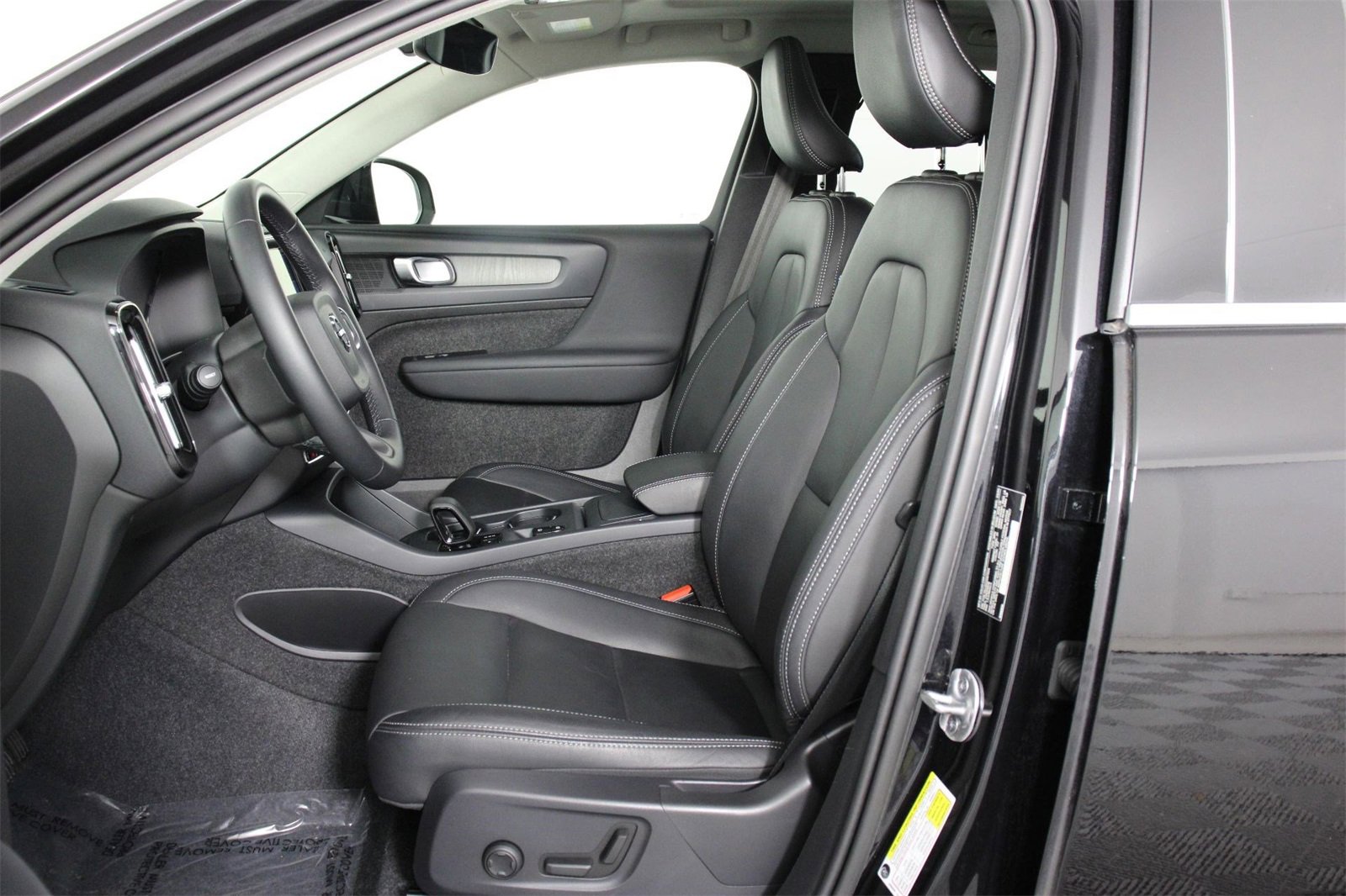 Certified 2025 Volvo XC40 B5 Core image 31