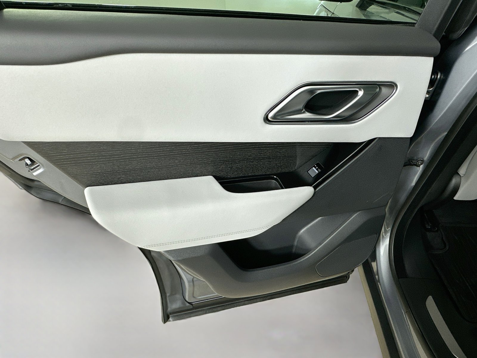 New 2026 Land Rover Range Rover Velar Belgravia AWD/4WD image 37