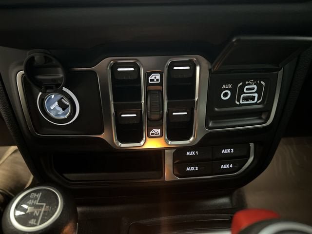 Used 2025 Jeep Wrangler Unlimited Sahara w/ Safety Group AWD/4WD image 34
