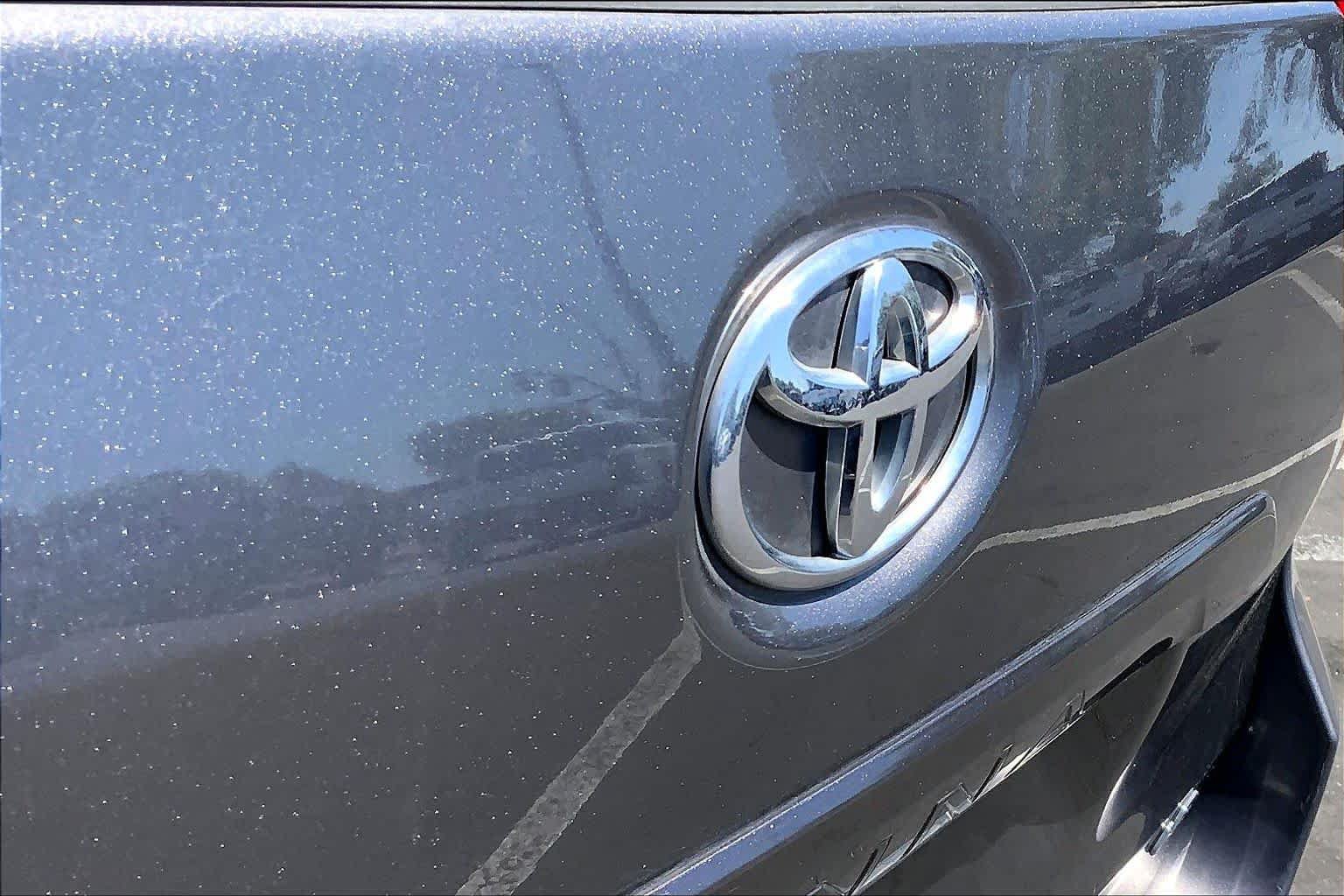 Used 2018 Toyota Sienna LE w/ Carpet Mat Package FWD image 30