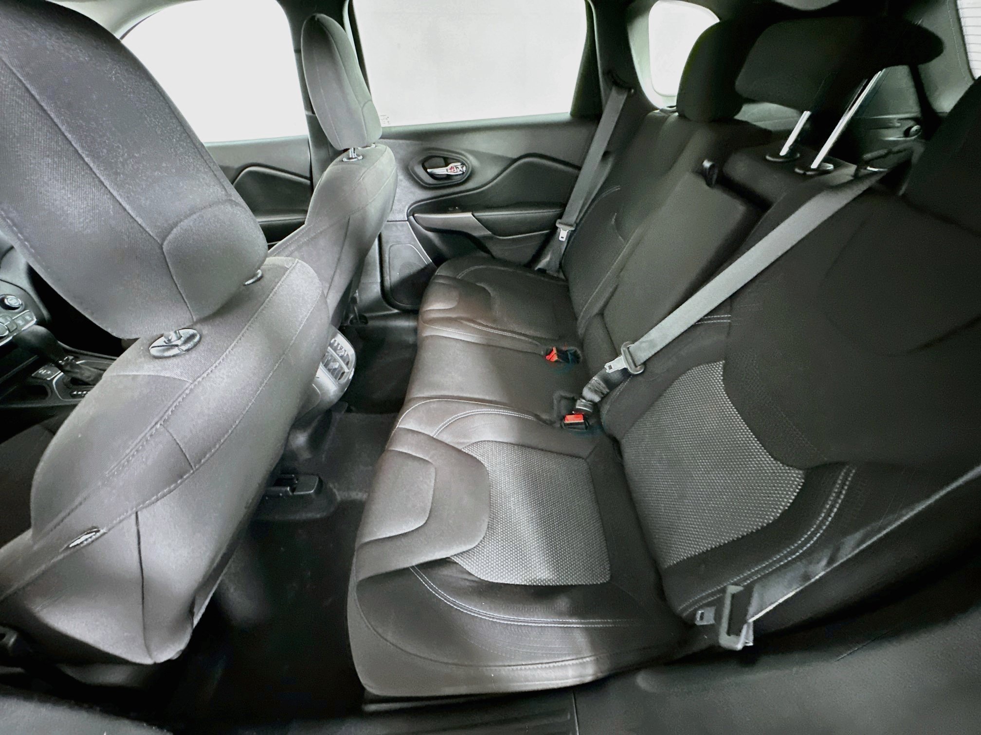 Used 2021 Jeep Cherokee Latitude w/ Mopar Interior Package FWD image 27