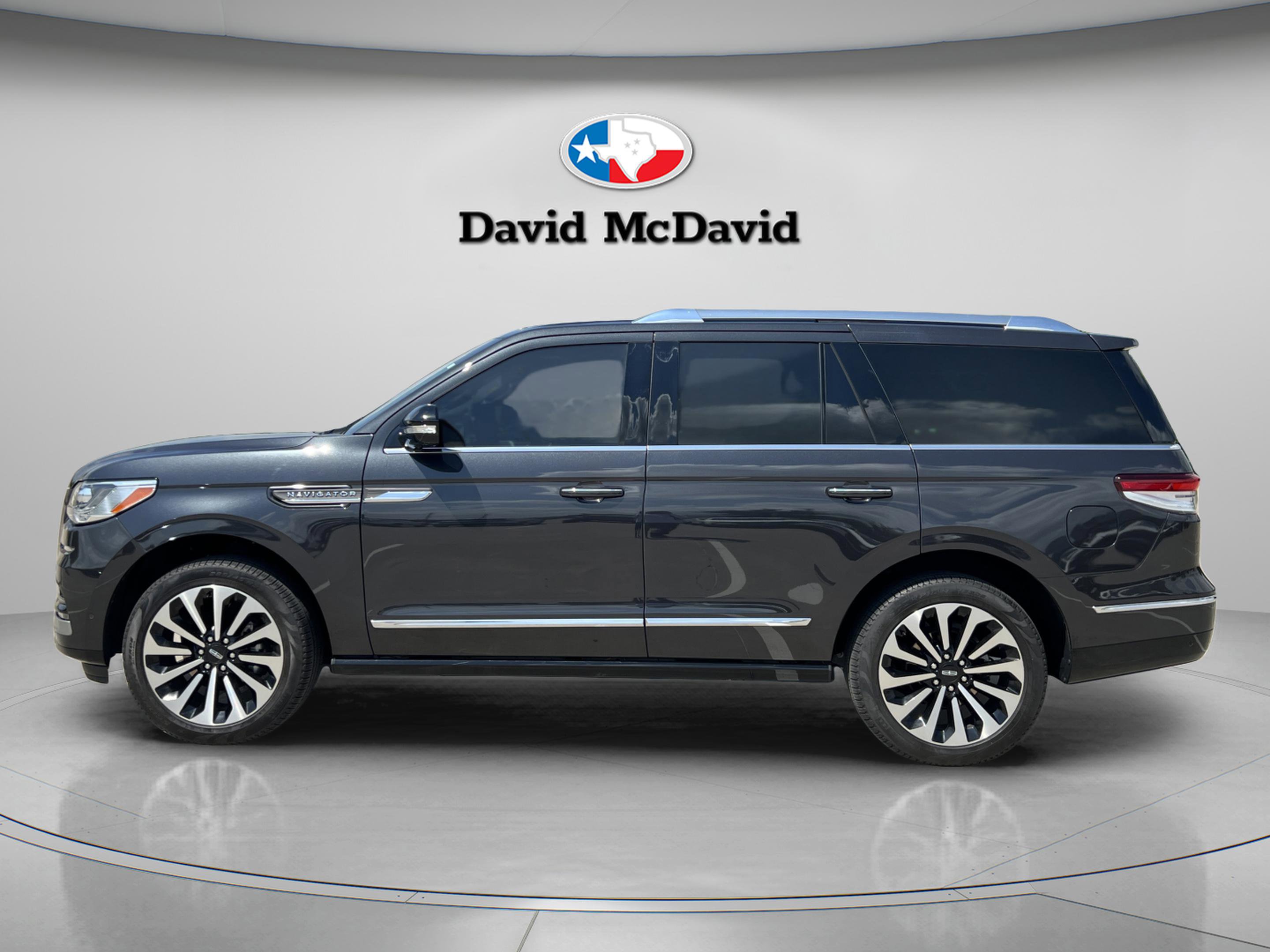 Used 2024 Lincoln Navigator Reserve image 4