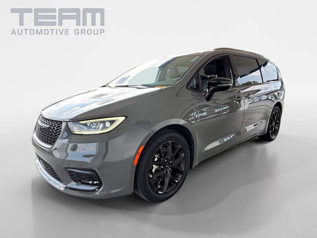 Used 2025 Chrysler Pacifica Limited FWD image 3
