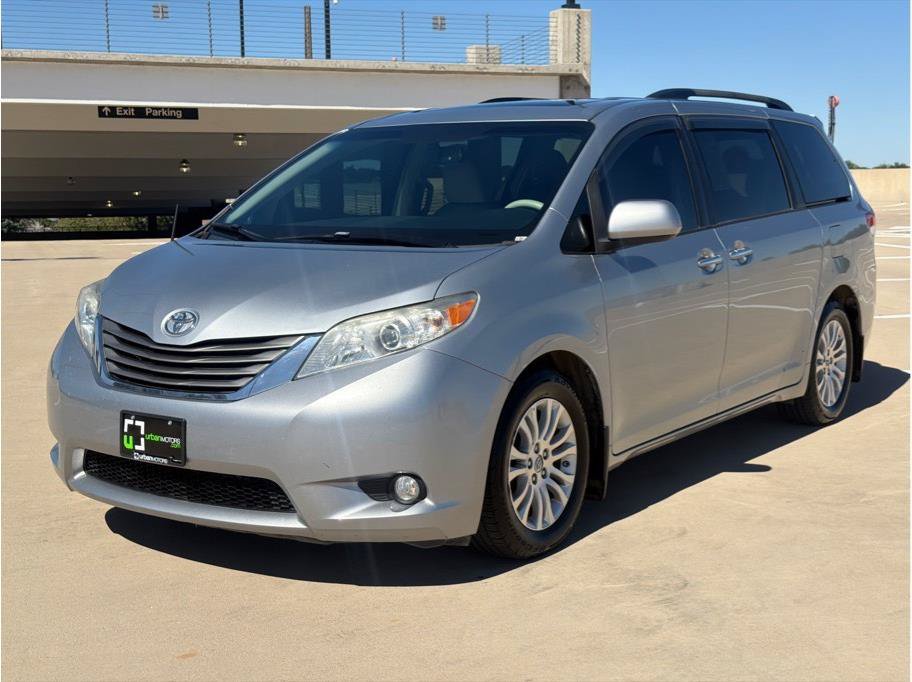 Used 2014 Toyota Sienna XLE FWD image 3