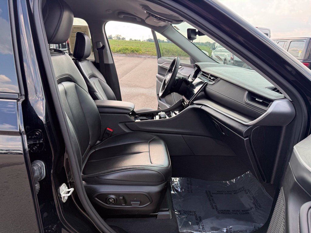 Used 2023 Jeep Grand Cherokee L Limited AWD/4WD image 19