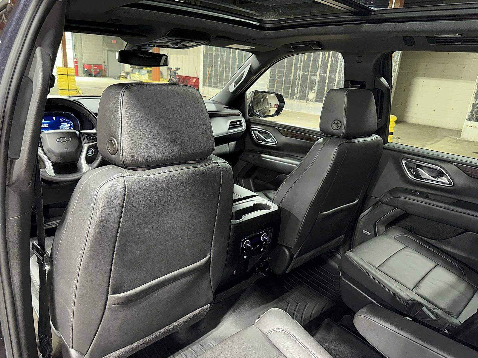 Used 2022 Chevrolet Tahoe Z71 w/ Luxury Package AWD/4WD image 30