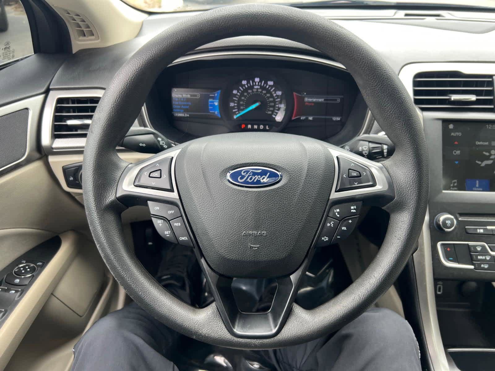 Used 2018 Ford Fusion SE w/ Fusion SE Technology Package image 16