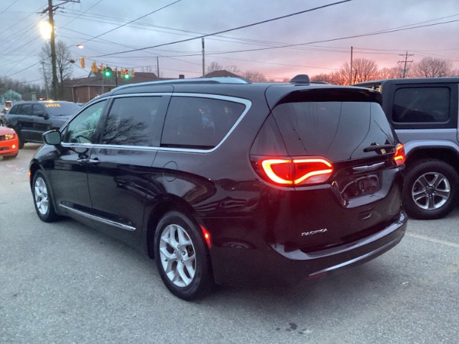 Used 2018 Chrysler Pacifica Touring-L Plus w/ Tire & Wheel Group image 4