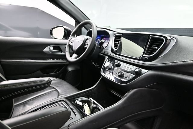 Used 2025 Chrysler Pacifica Limited FWD image 14