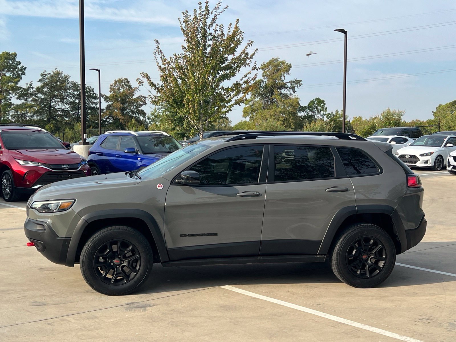 Used 2023 Jeep Cherokee Trailhawk w/ Sun & Sound Group AWD/4WD image 6