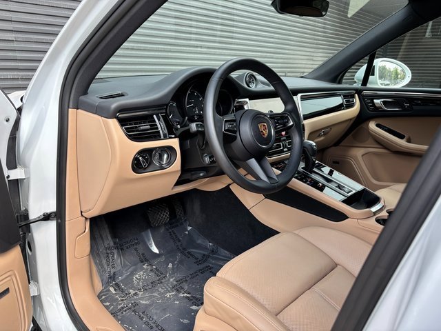 Certified 2025 Porsche Macan image 4