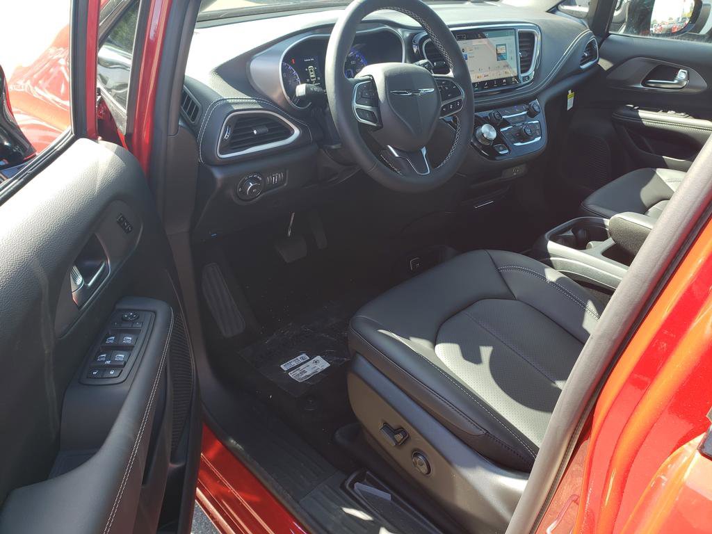 New 2026 Chrysler Pacifica Select image 10