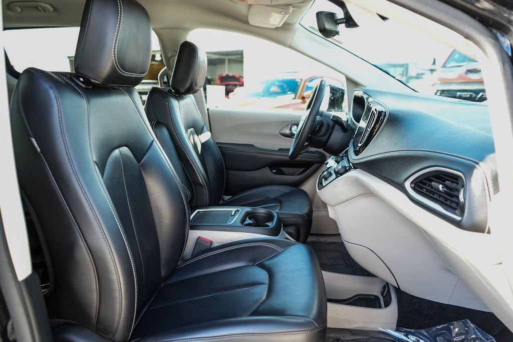 Certified 2024 Chrysler Pacifica Select image 17