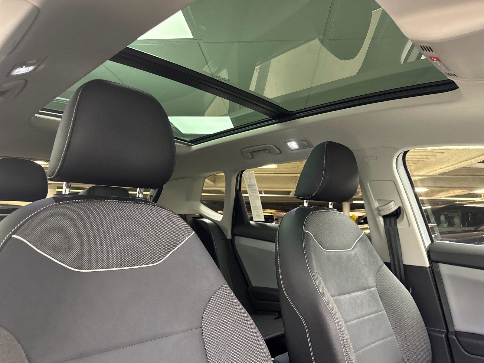 Used 2023 Volkswagen Taos SE w/ Panoramic Sunroof Package FWD image 16