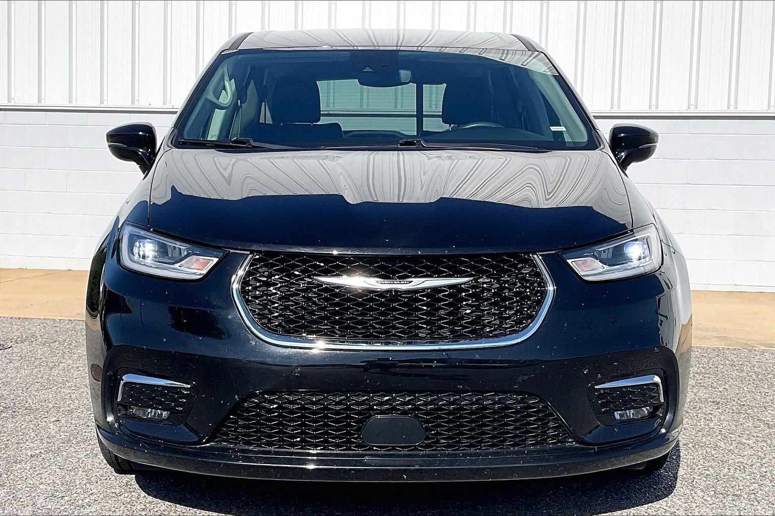 Used 2024 Chrysler Pacifica Touring-L FWD image 3