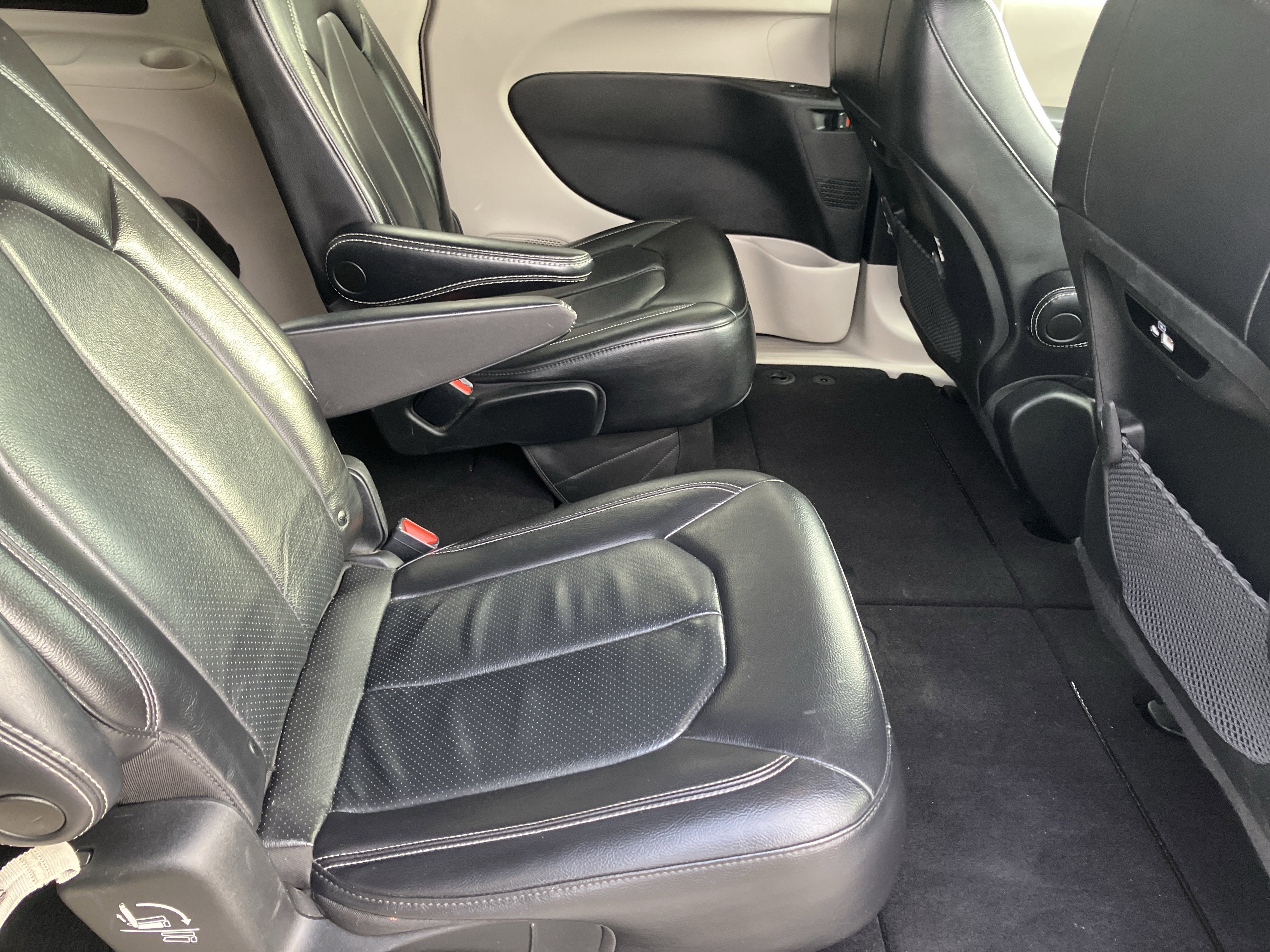 Used 2022 Chrysler Pacifica Touring-L image 11