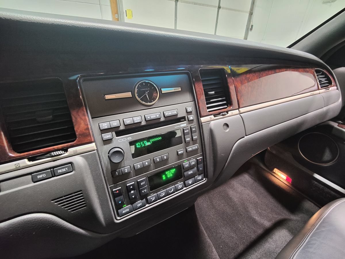 Used 2008 Lincoln Town Car Signature Limited RWD image 33