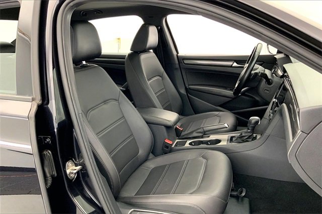 Used 2022 Volkswagen Passat 2.0T R-Line image 9