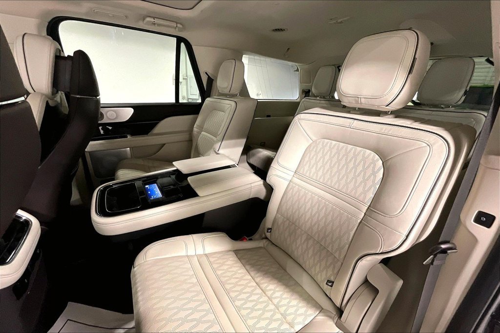 Used 2024 Lincoln Navigator Black Label AWD/4WD image 32