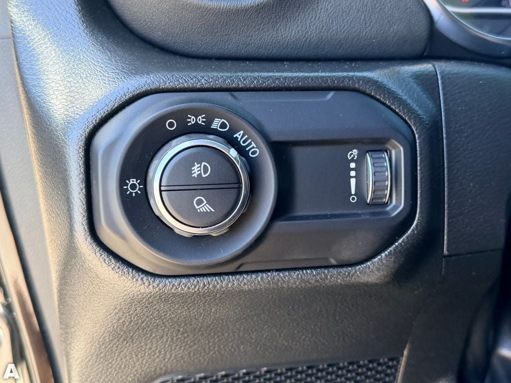Used 2023 Jeep Gladiator Overland w/ LED Lighting Group AWD/4WD image 18