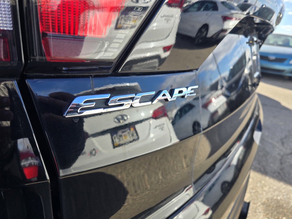 Used 2017 Ford Escape Titanium image 9
