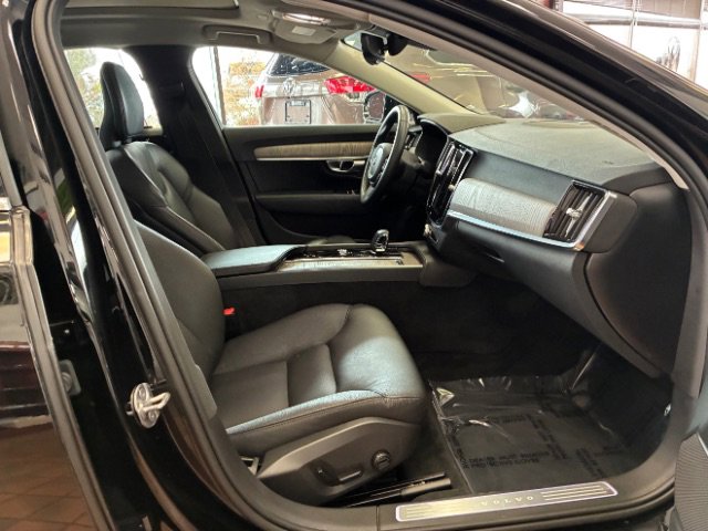 Used 2023 Volvo S90 B6 Plus image 30