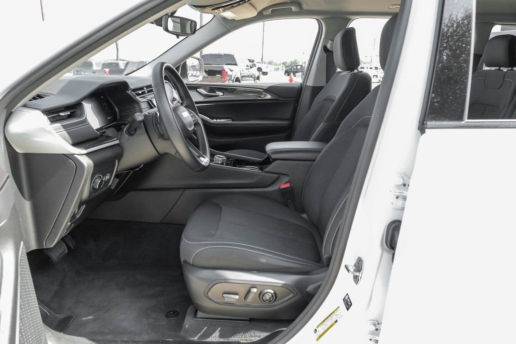 Used 2022 Jeep Grand Cherokee Laredo w/ Luxury Tech Group I image 42