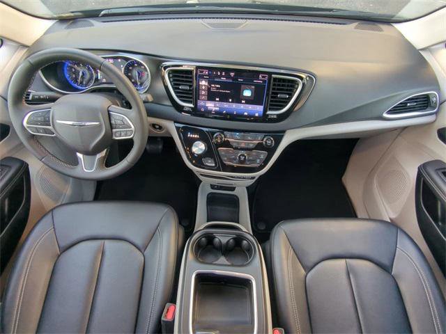 Certified 2024 Chrysler Pacifica Touring-L image 19