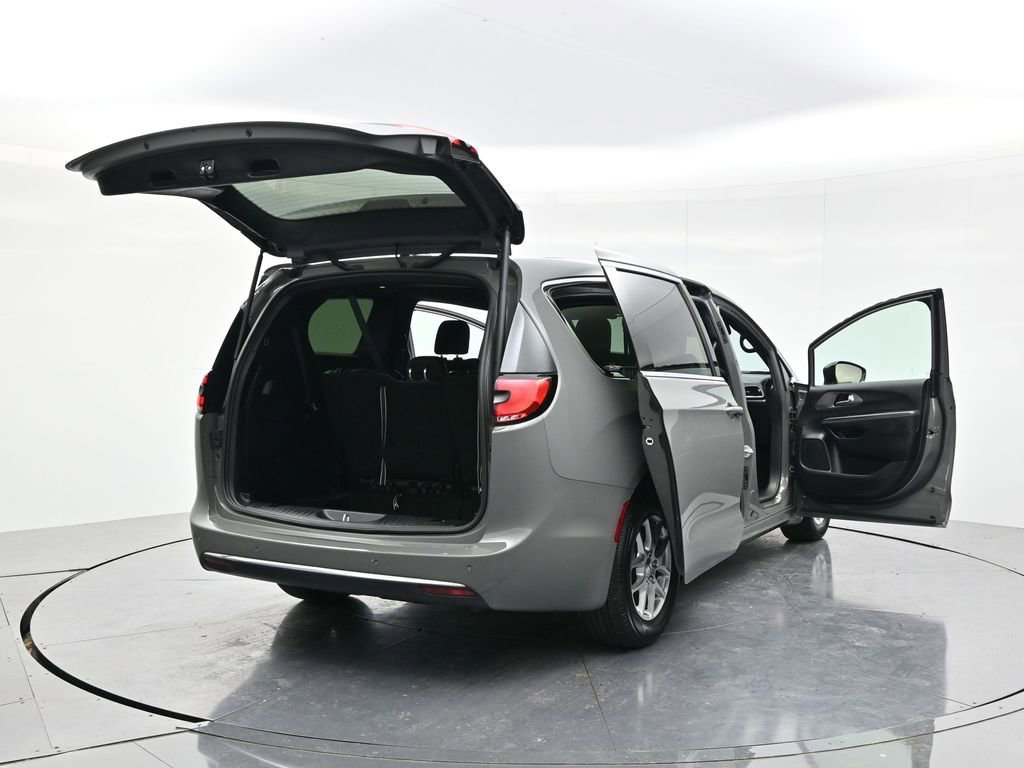 Used 2025 Chrysler Pacifica Select FWD image 54