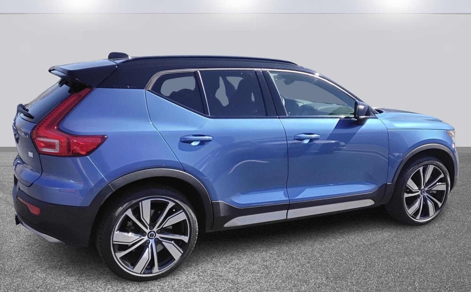 Used 2021 Volvo XC40 P8 Recharge w/ Advanced Package image 4