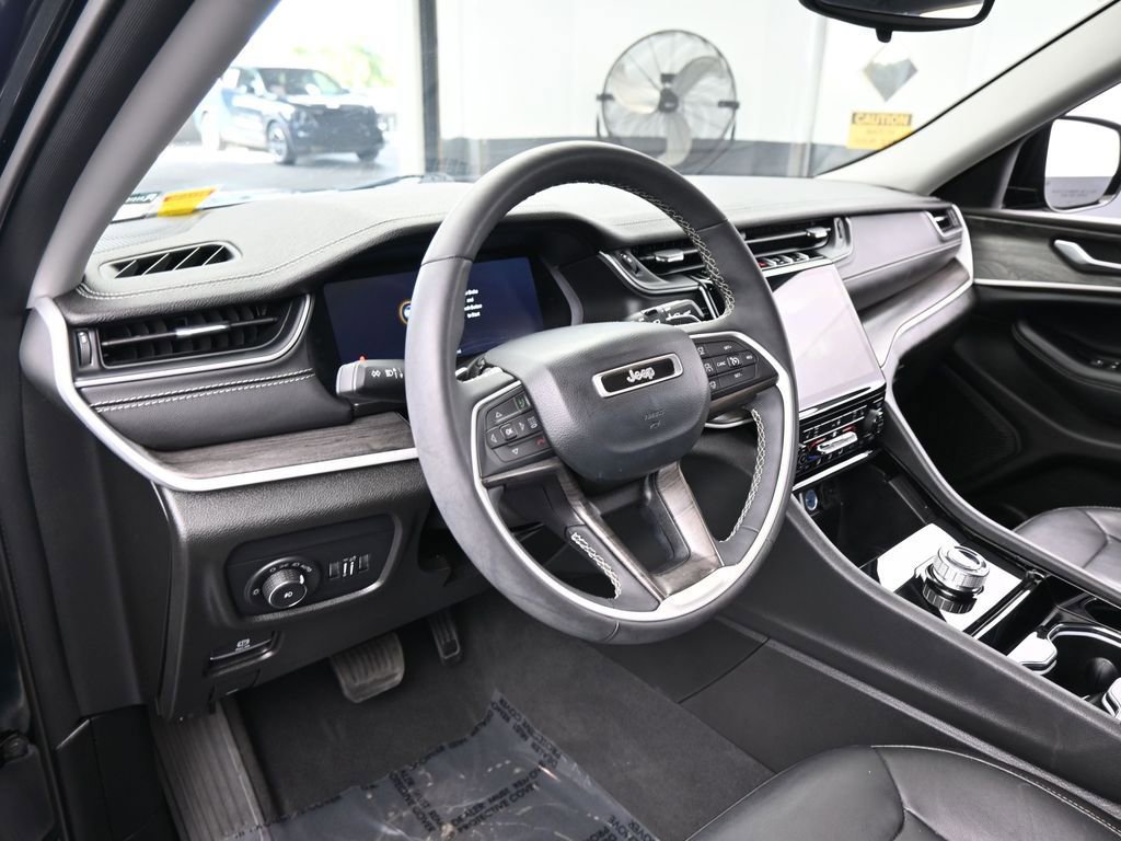 Used 2023 Jeep Grand Cherokee Limited w/ Black Appearance Package image 10