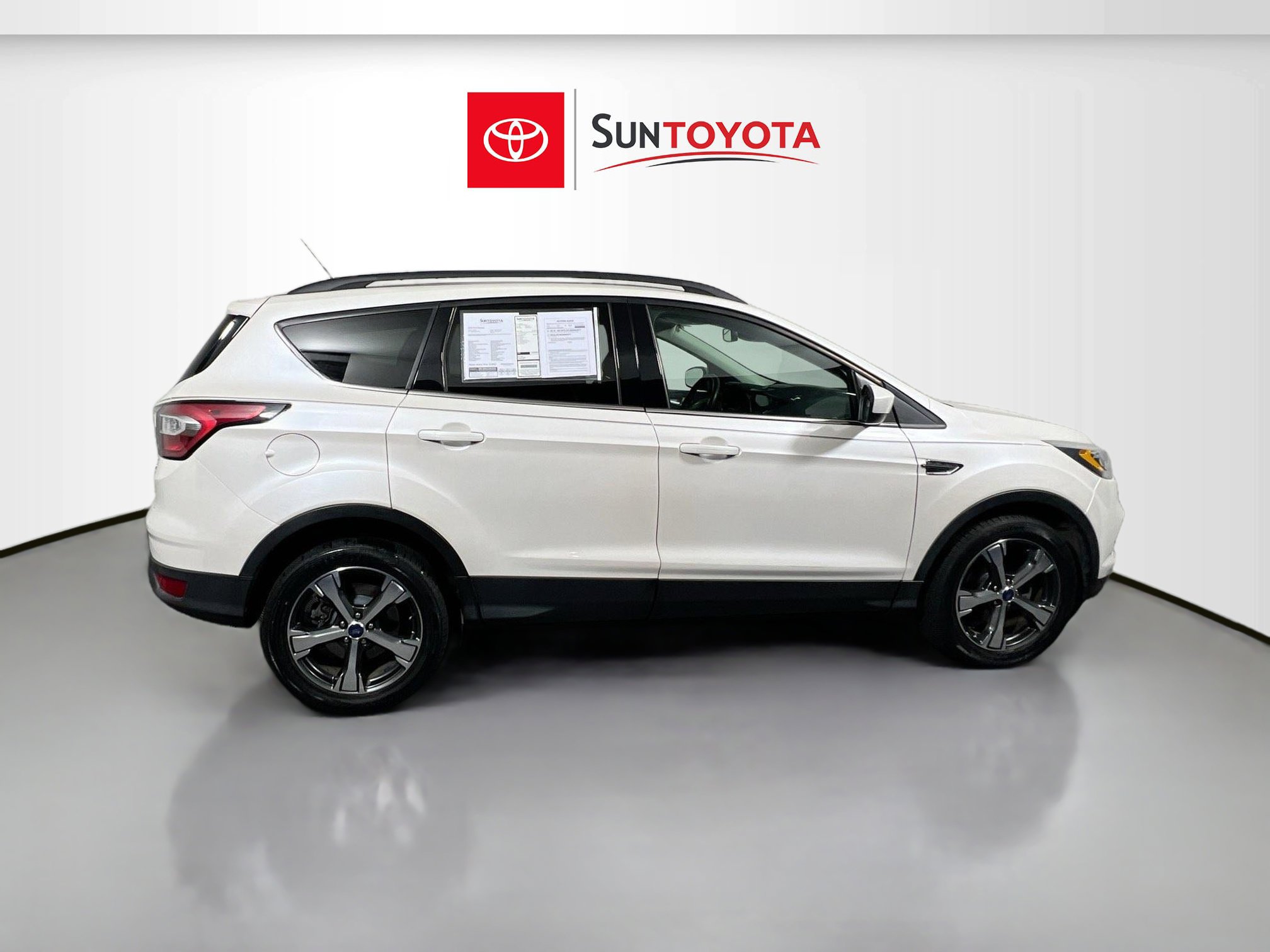 Used 2018 Ford Escape SEL w/ Ford Safe & Smart Package FWD image 2
