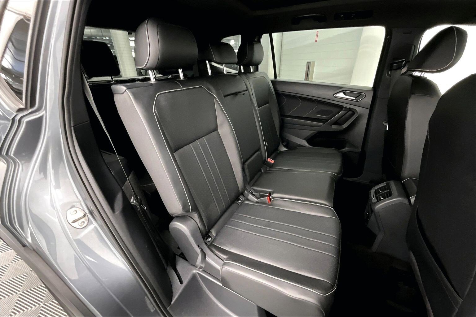 Used 2022 Volkswagen Tiguan SE R-Line FWD image 17
