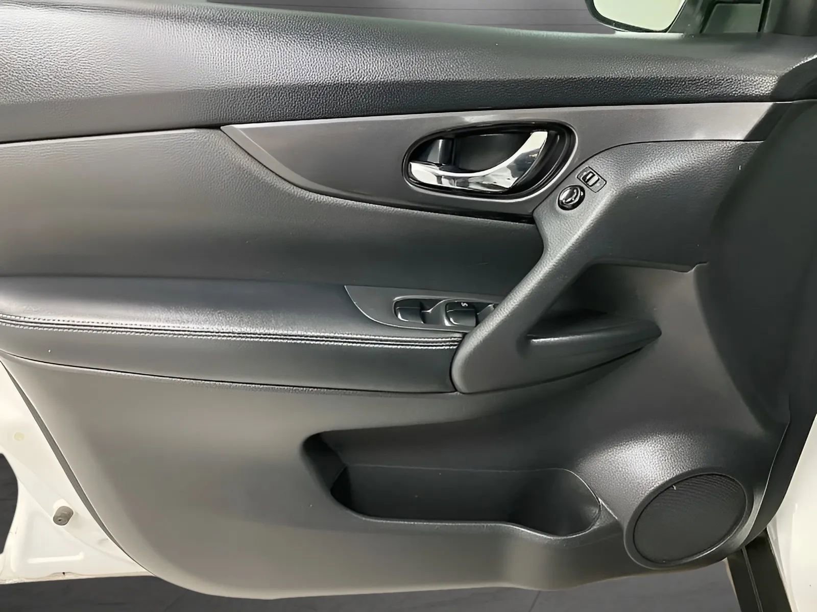 Used 2017 Nissan Rogue S FWD image 9