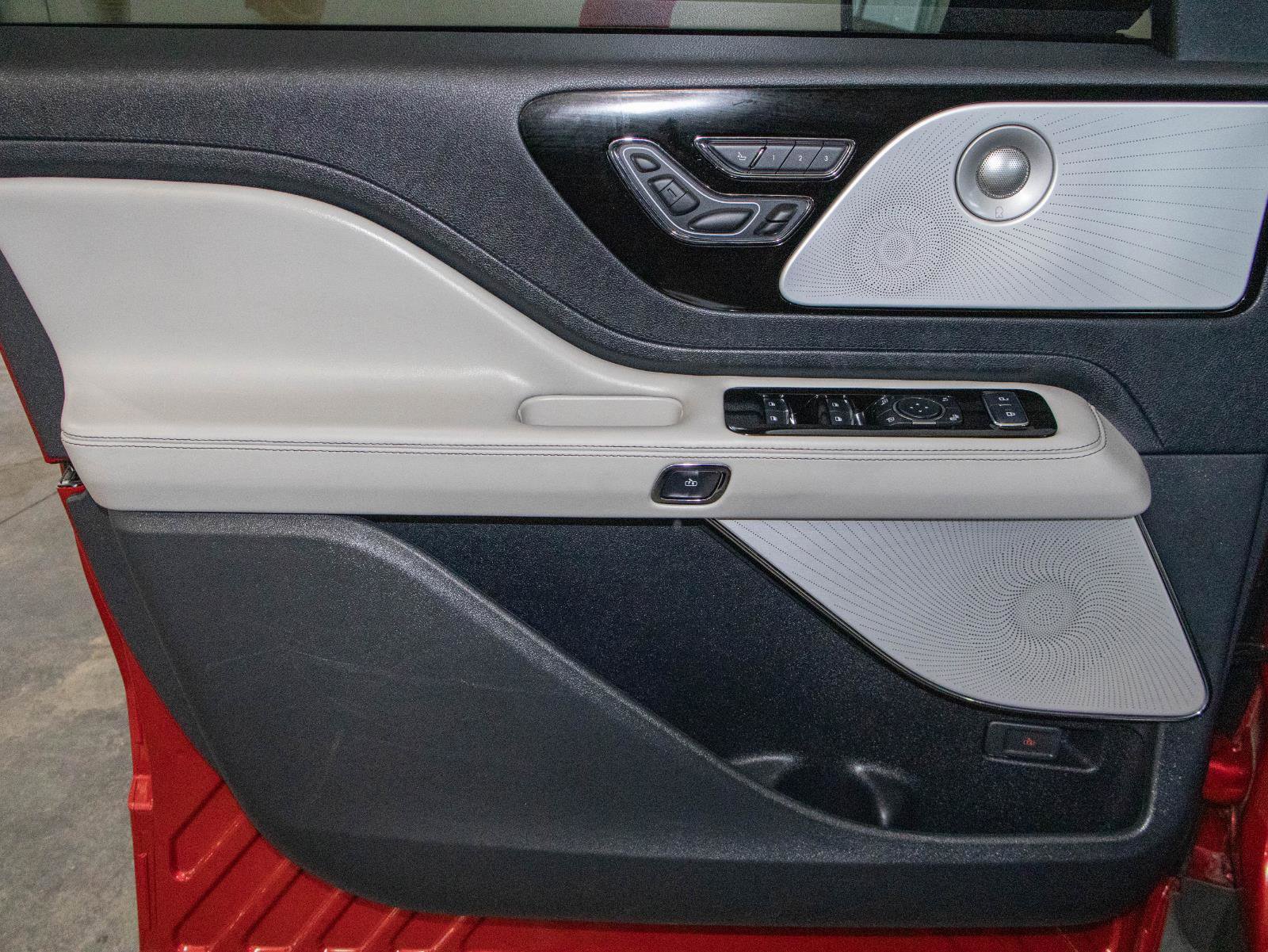 Used 2025 Lincoln Aviator Reserve w/ Equipment Group 201A image 11