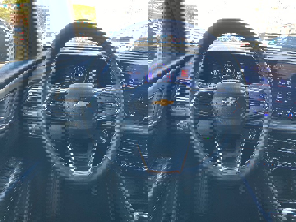 Used 2025 Chevrolet Traverse LT image 4