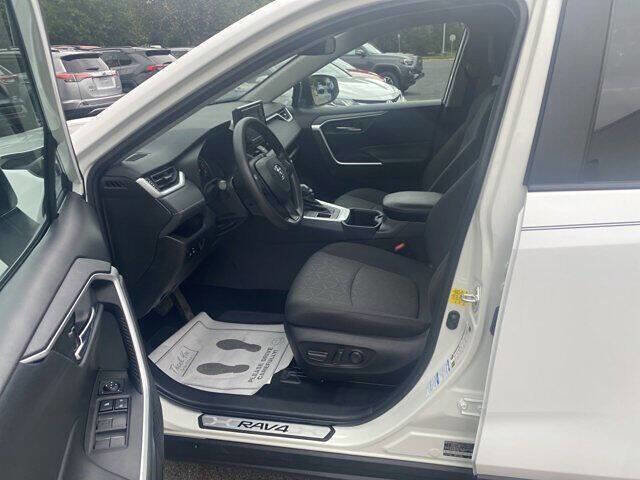 Used 2022 Toyota RAV4 XLE AWD/4WD image 4