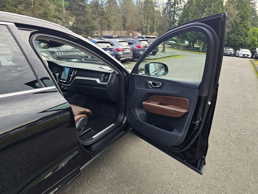 Used 2019 Volvo XC60 T5 Momentum w/ Protection Package Premier image 17