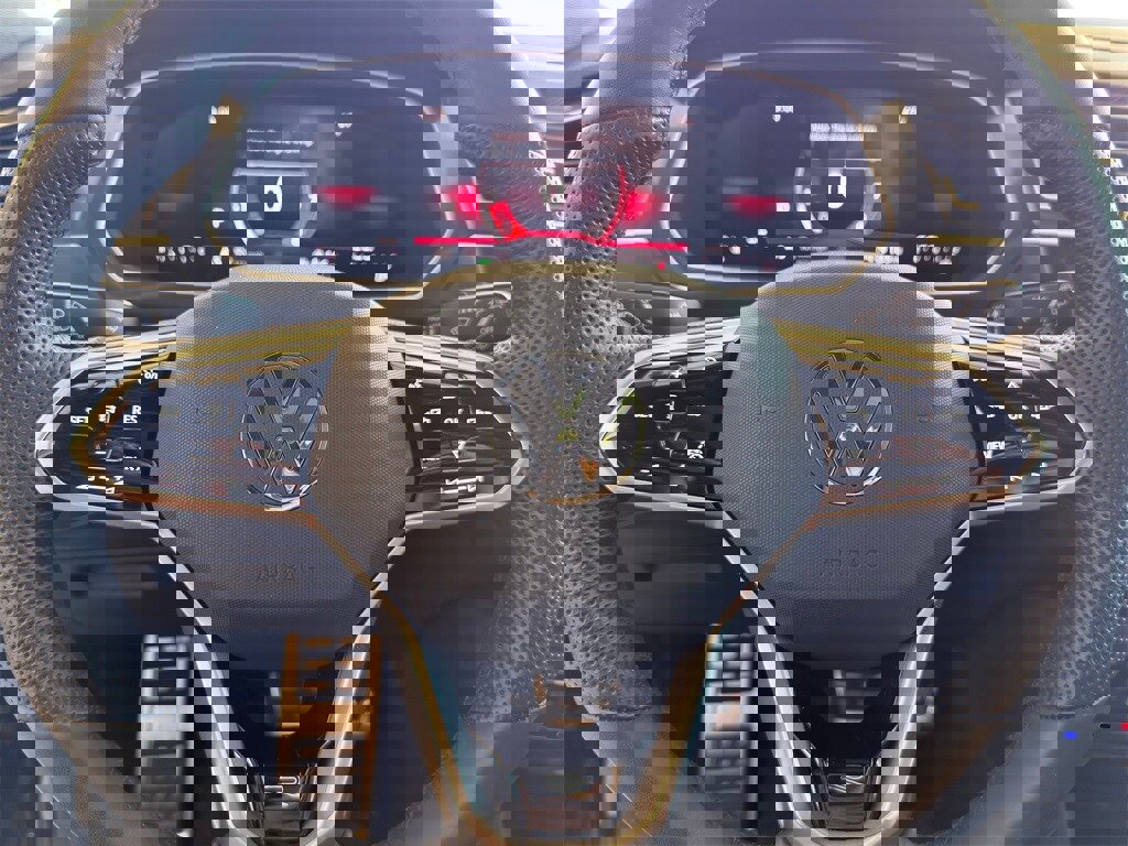 Used 2024 Volkswagen Tiguan SE R-Line image 13