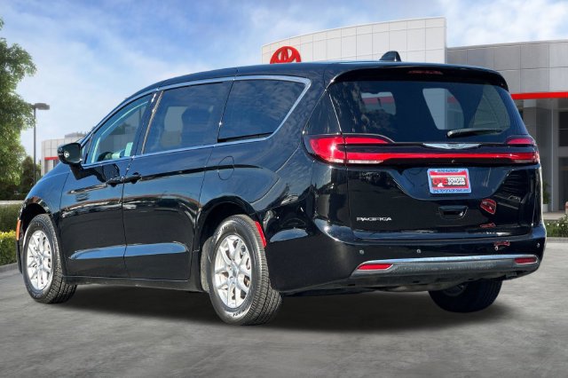 Used 2024 Chrysler Pacifica Touring-L FWD image 6