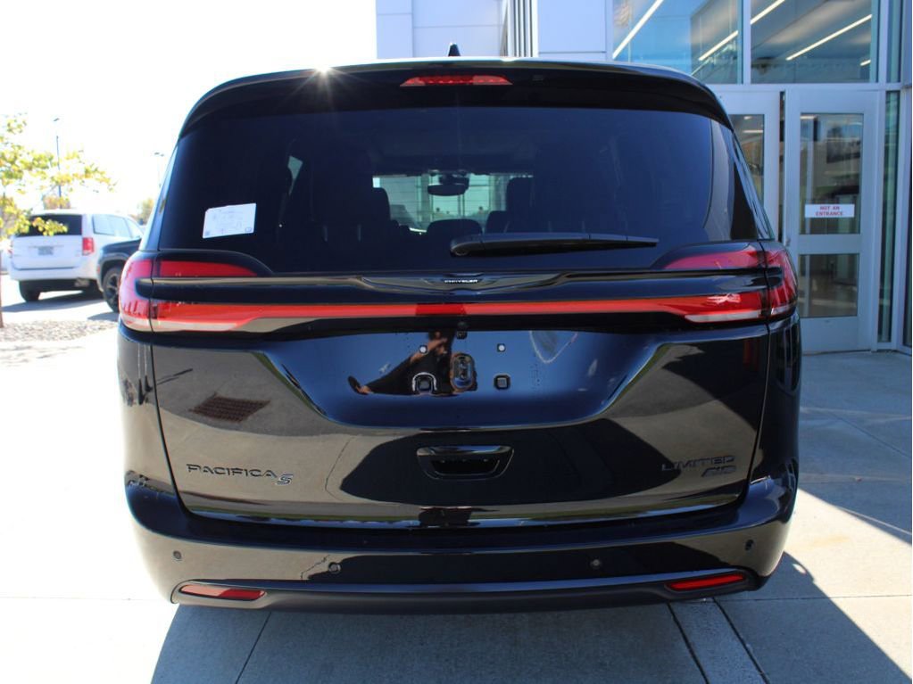 New 2026 Chrysler Pacifica Limited w/ S Appearance Package image 7