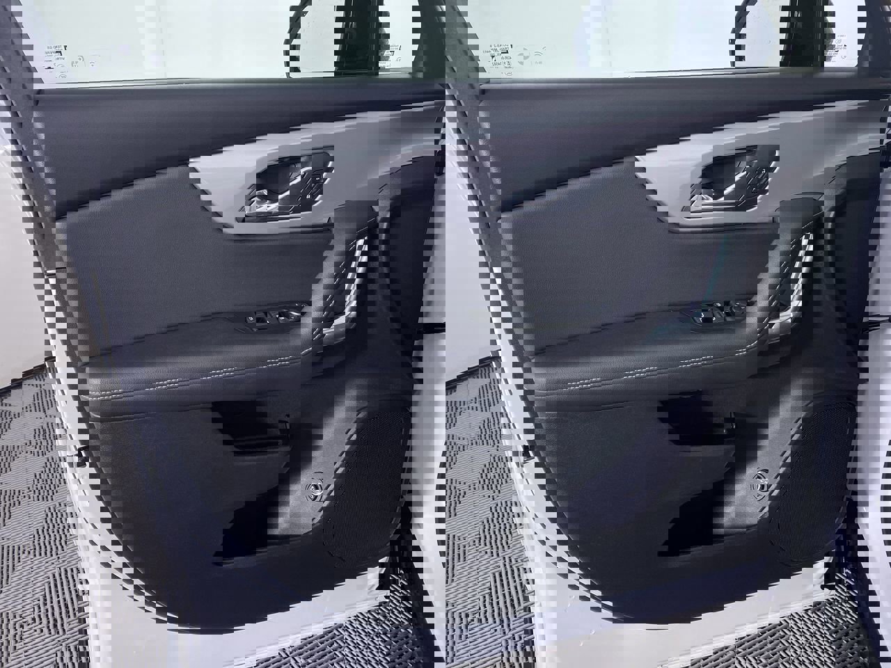 Certified 2024 Chevrolet Blazer LT w/ Convenience Package image 11