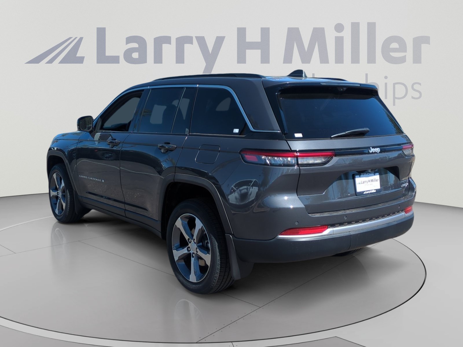 New 2026 Jeep Grand Cherokee Limited w/ Luxury Tech Group II RWD image 3