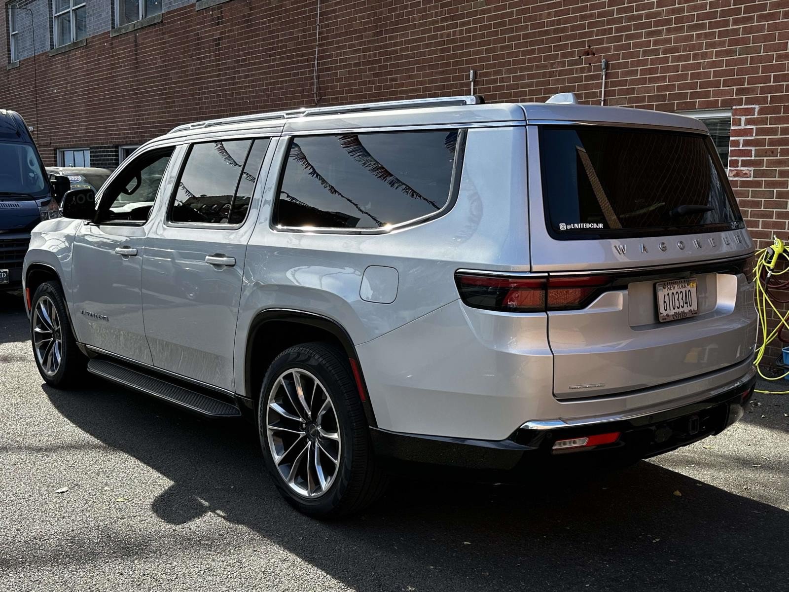 Used 2023 Jeep Wagoneer L Series II w/ Premium Group I AWD/4WD image 4