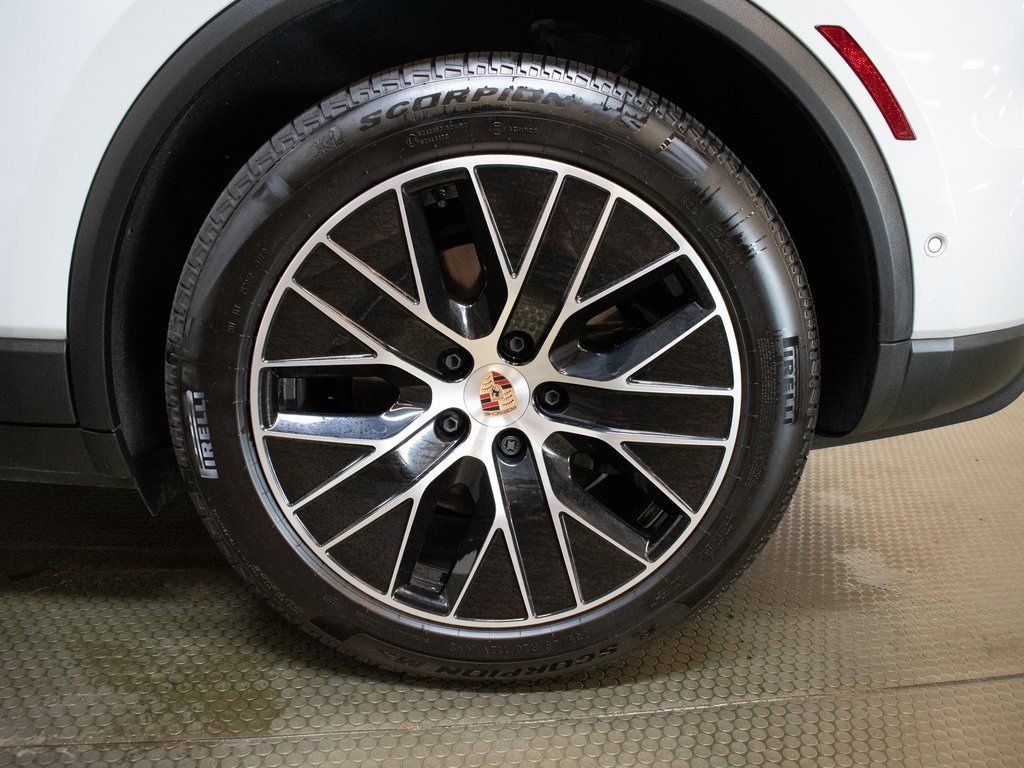 Certified 2025 Porsche Macan 4 Electric image 14